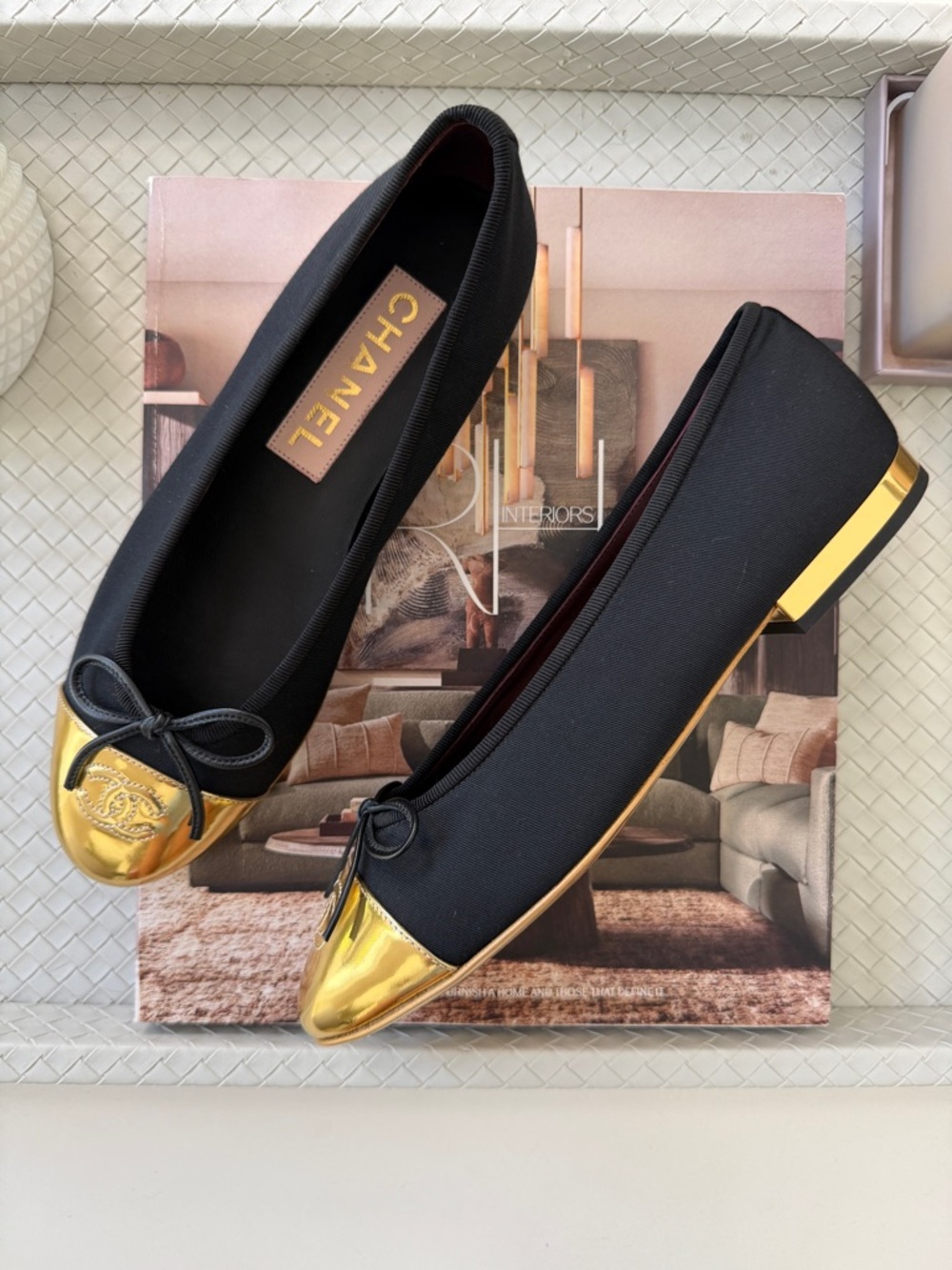 CHANEL GOLD METALLIC GROSGRAIN CC LOGO CAPTOE BLACK FABRIC BALLET FLATS SHOES 38 - Picture 17 of 17